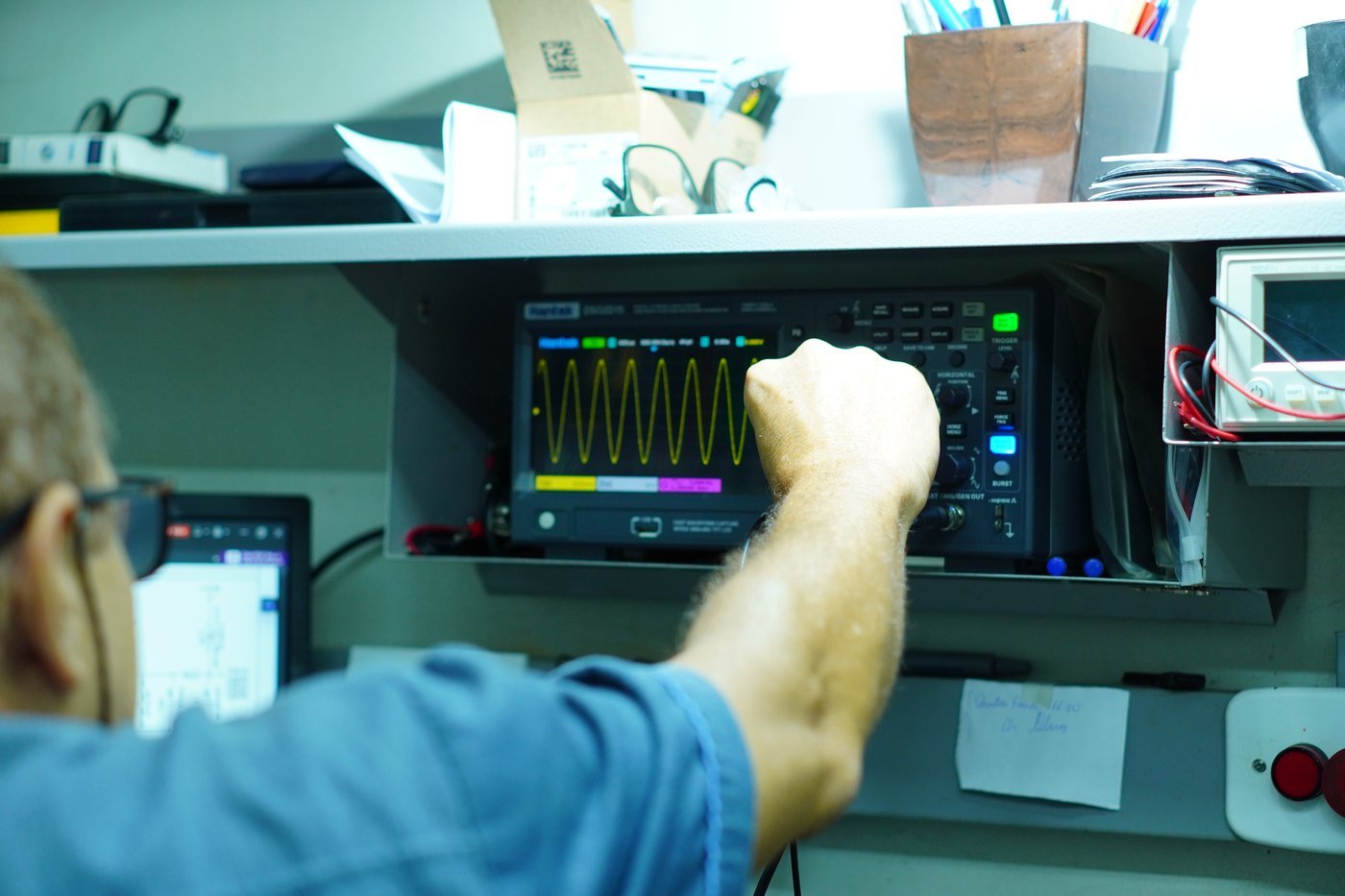 Técnico da SEMICON analisando um sinal no osciloscópio durante o diagnóstico