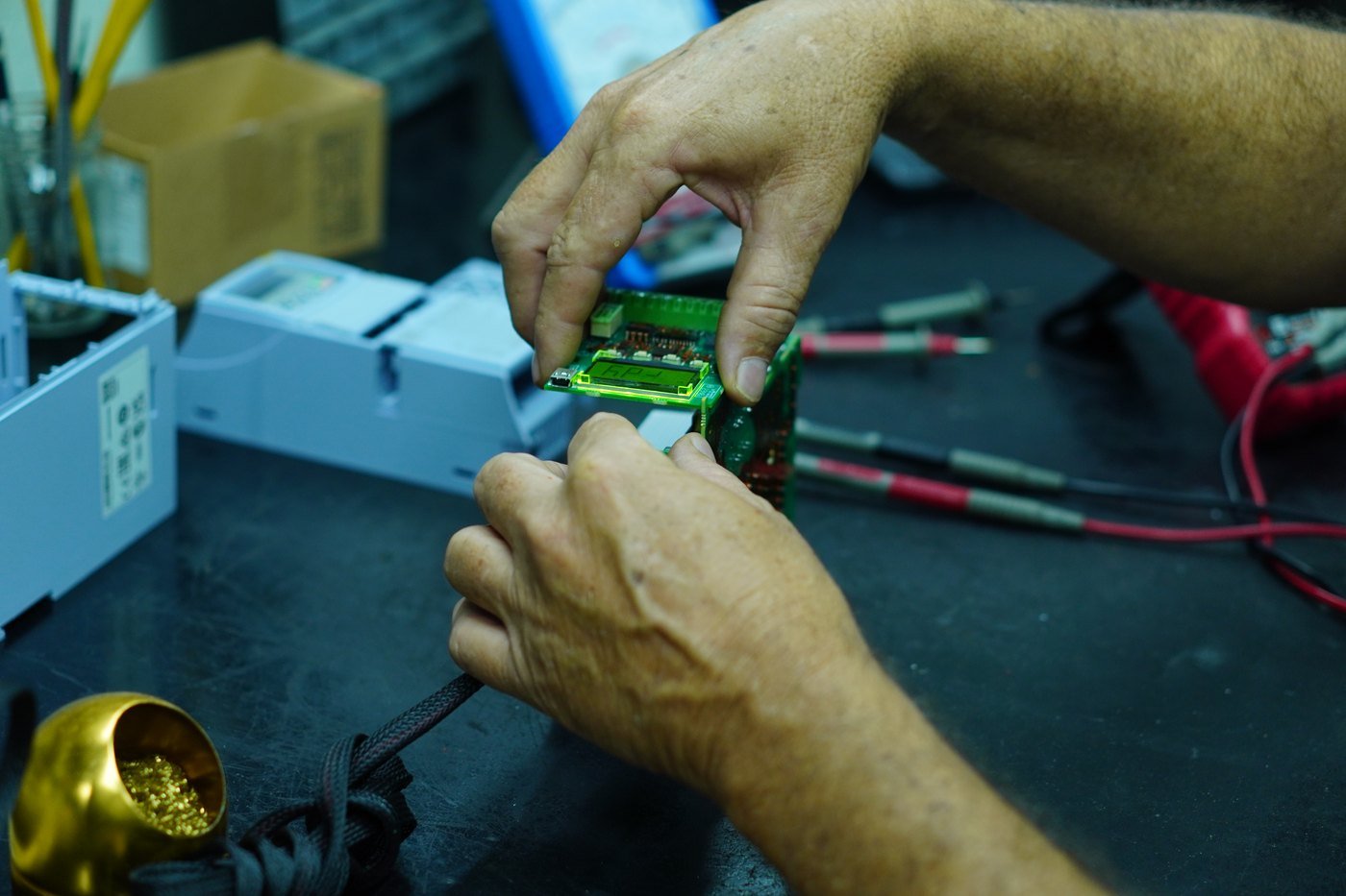 Técnico da SEMICON testando a placa de controle de um inversor na bancada